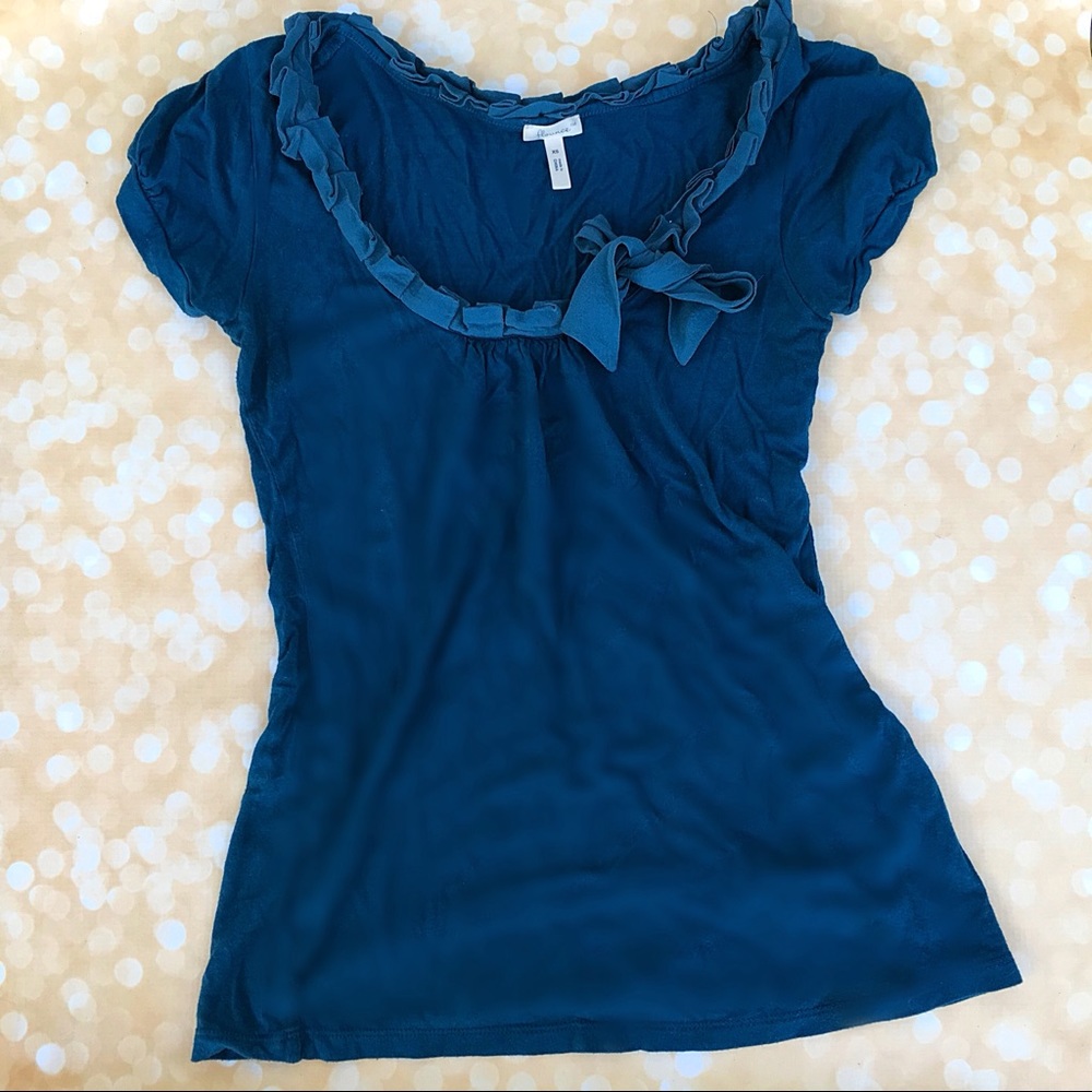 🧜🏻‍♀️ Teal short sleeve shirt with cute bow!